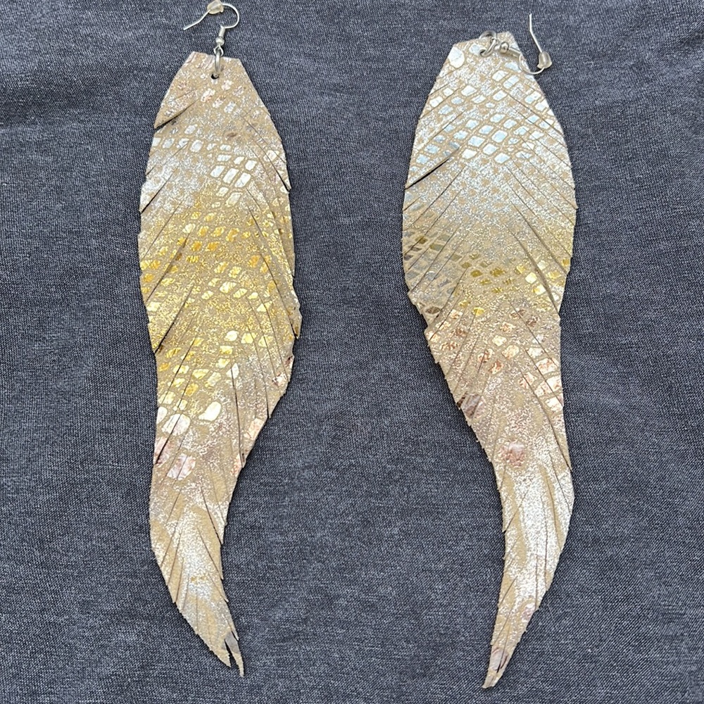 Leather mermaid print fringe earrings - Picture 4 of 11